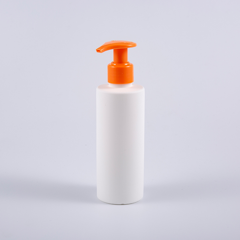 Frost White okrúhla 200 ml PE fľaša na umývanie rúk s pumpičkou a čistiacim prostriedkom Frost White okrúhla 200 ml PE fľaša na umývanie rúk s pumpičkou a čistiacim prostriedkom