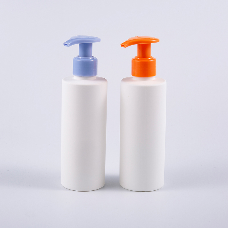 Frost White okrúhla 200 ml PE fľaša na umývanie rúk s pumpičkou a čistiacim prostriedkom Frost White okrúhla 200 ml PE fľaša na umývanie rúk s pumpičkou a čistiacim prostriedkom